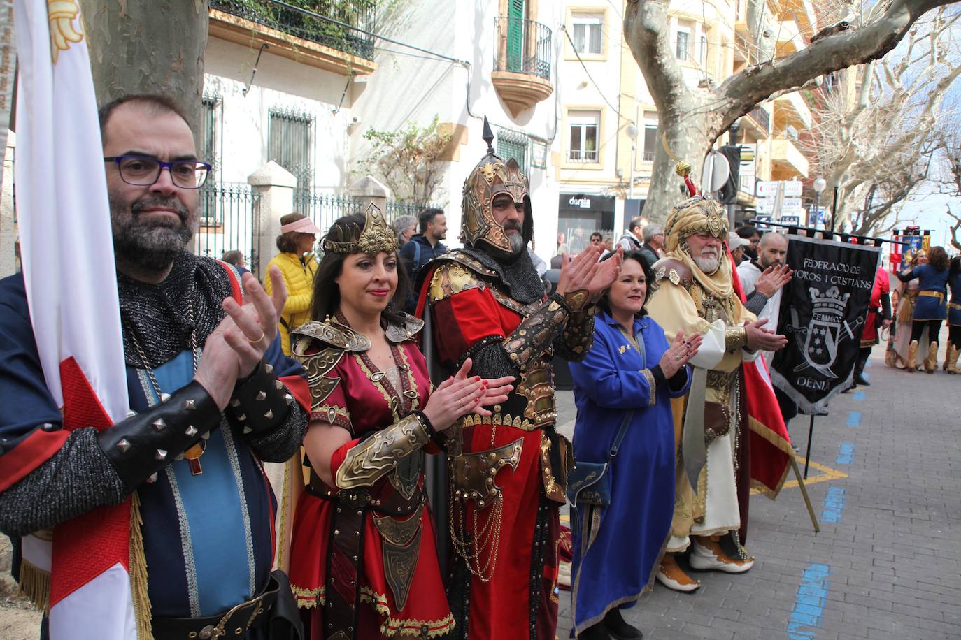 Las tropas de la cruz y la media luna marchan por las calles de Dénia