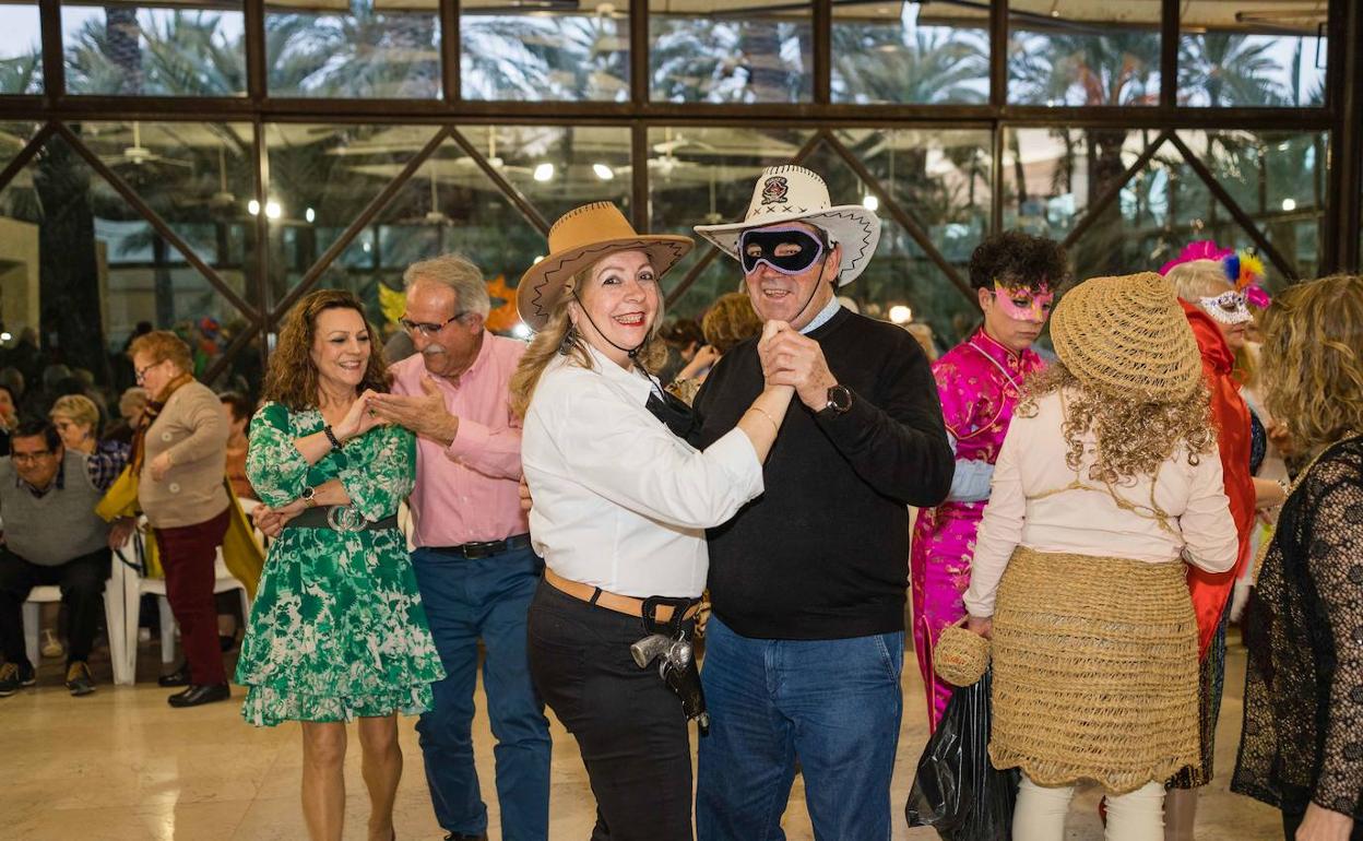 Los participantes disfrutan de la fiesta