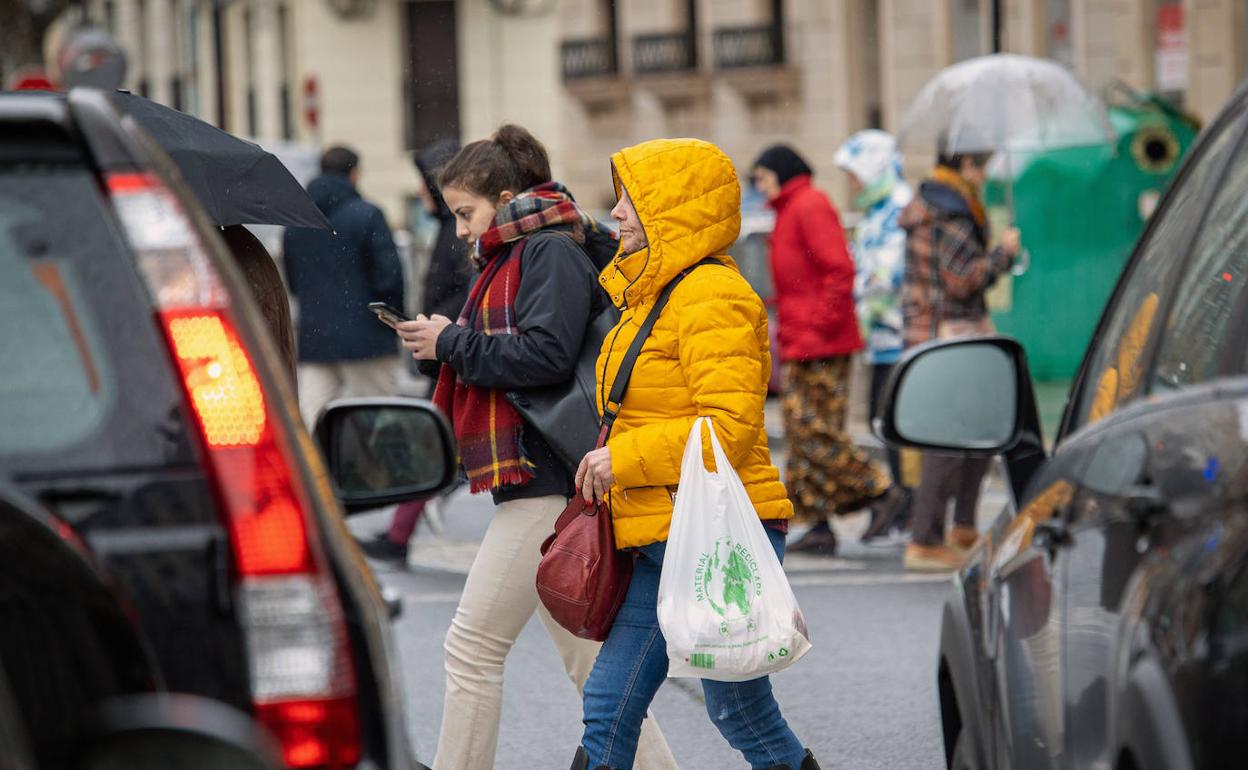 Una mujer cruza un paso de cebra 