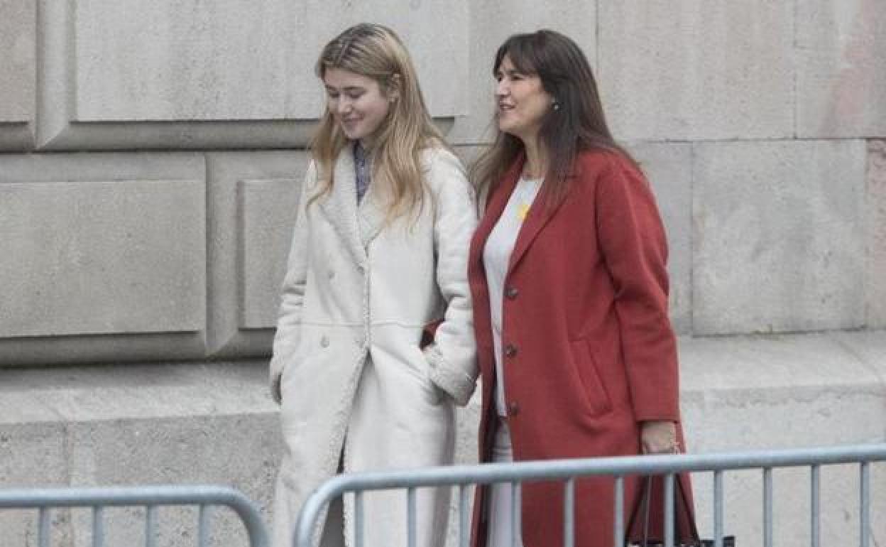 La presidenta suspendida del Parlament, Laura Borràs, acompañada por su hija Marta Botet.