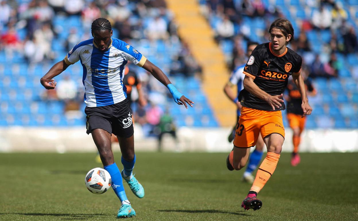 El delantero del Hércules Jean Paul, durante el encuentro de este mediodía ante el Mestalla. 