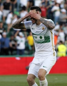 Imagen secundaria 2 - Pacheta y Machín se saludan después del empate. 