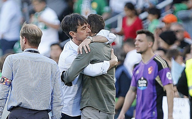 Imagen principal - Pacheta y Machín se saludan después del empate. 