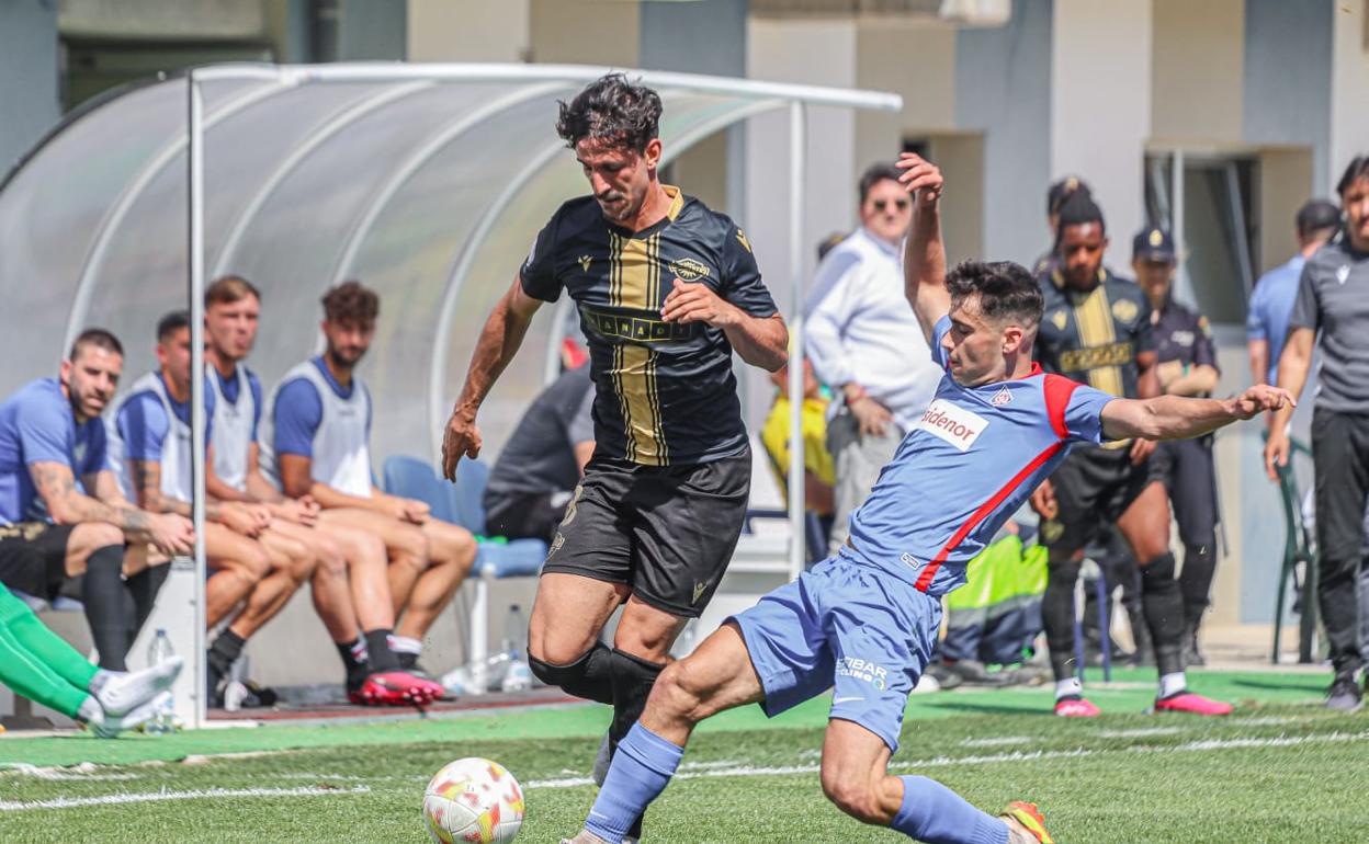 El delantero Oriol Soldevila regatea a un jugador del Amorebieta. 