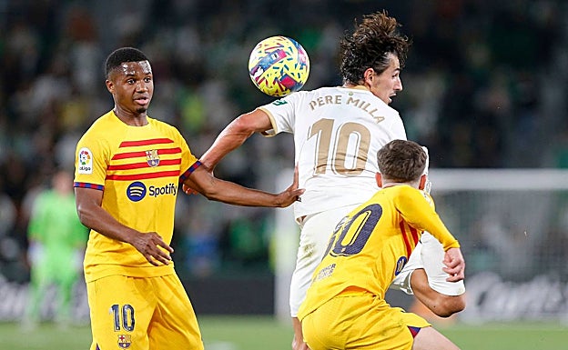 Imagen principal - Imágenes del encuentro disputado este sábado en el Martínez Valero. 