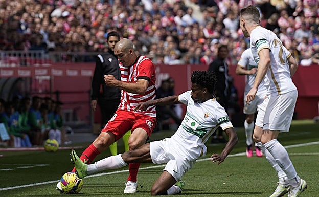 Imagen principal - Imágenes de una nueva derrota del Elche, este domingo en Girona. 