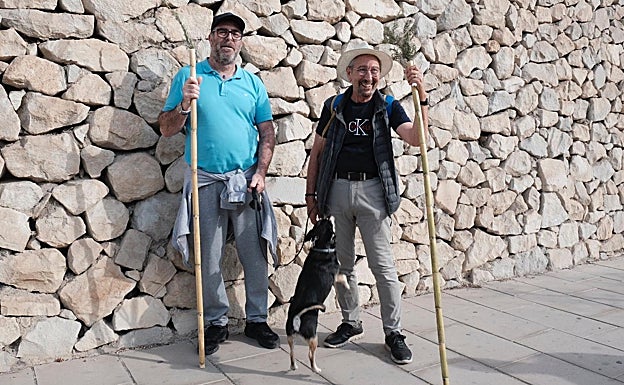  Jesús y Eliseo junto con su perro Duque, volviendo de Santa Faz sobre las 10.00 horas. 