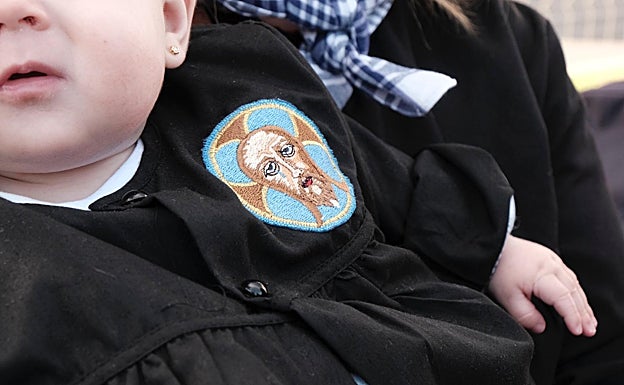 Sofía lleva el tradicional blusón bordado con a Santa Faz