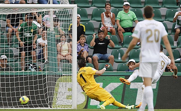 Imagen principal - Imágenes de la goleada de hoy en el Martínez Valero. 