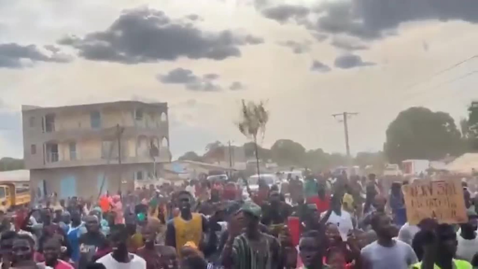 Cientos de senegaleses acompañan a Sonko hacia su "último combate" en Dakar