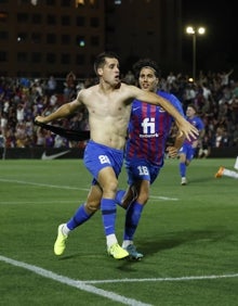 Imagen secundaria 2 - Imágenes del brillante ascenso del Eldense al fútbol profesional. 