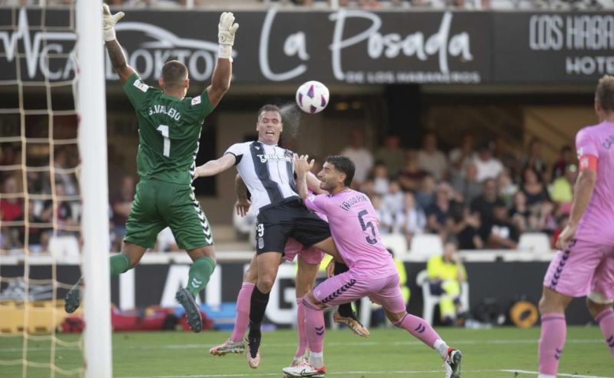 Guille Vallejo fue decisivo con una parada a Alfredo Ortuño en los últimos minutos. 