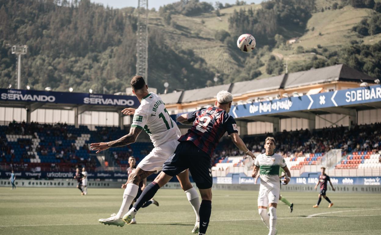 Tete Morente lucha por un balón con el jugador del Eibar Cristian Gutiérrez. 