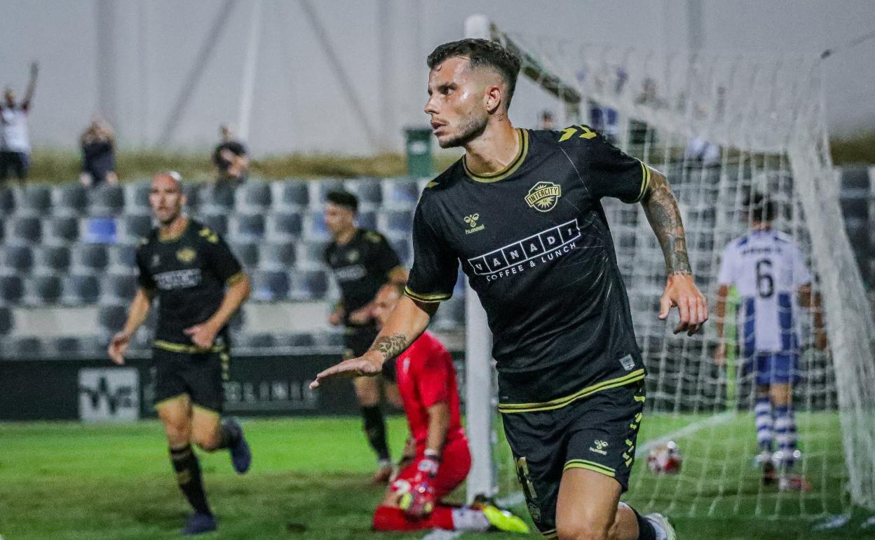 Pol Roigé celebra el tanto de la victoria de los de Sandroni. 