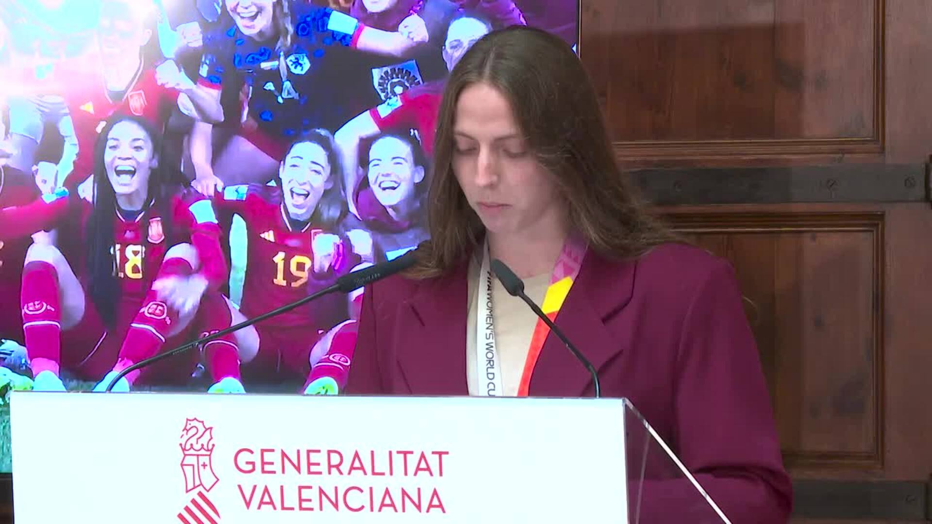 Las campeonas llevan la copa del Mundial a Valencia: "Es un sueño cumplido"