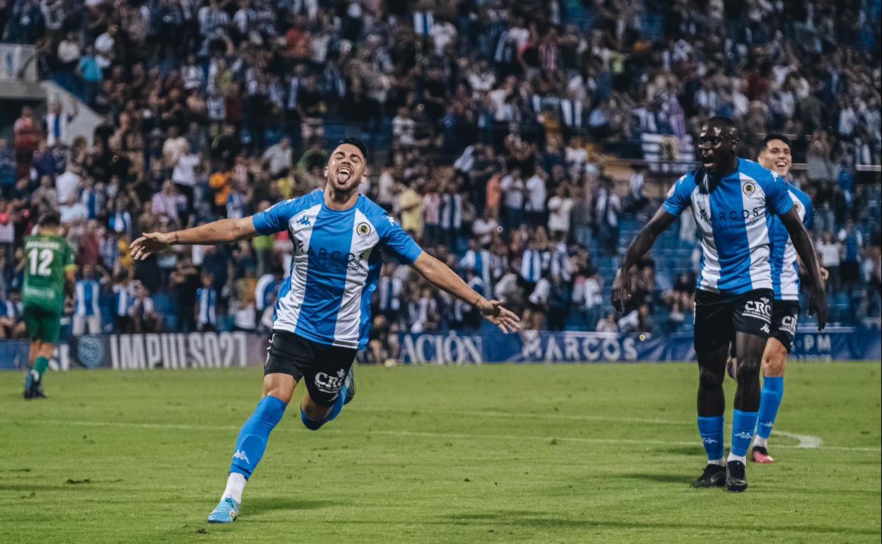 Alvarito celebra el primer tanto del partido en un Rico Pérez entregado. 