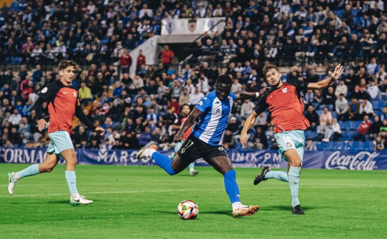 Mendes anota de esta manera el primer y único tanto del partido. 