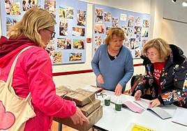 Voluntarias envolviendo regalos en la Biblioteca Municipal de El Campello.