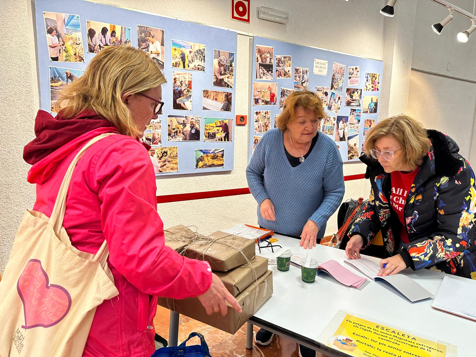 Voluntarias envolviendo regalos en la Biblioteca Municipal de El Campello.