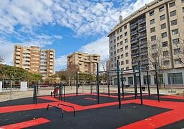 La pista de calistenia ya instalada en la plaza.