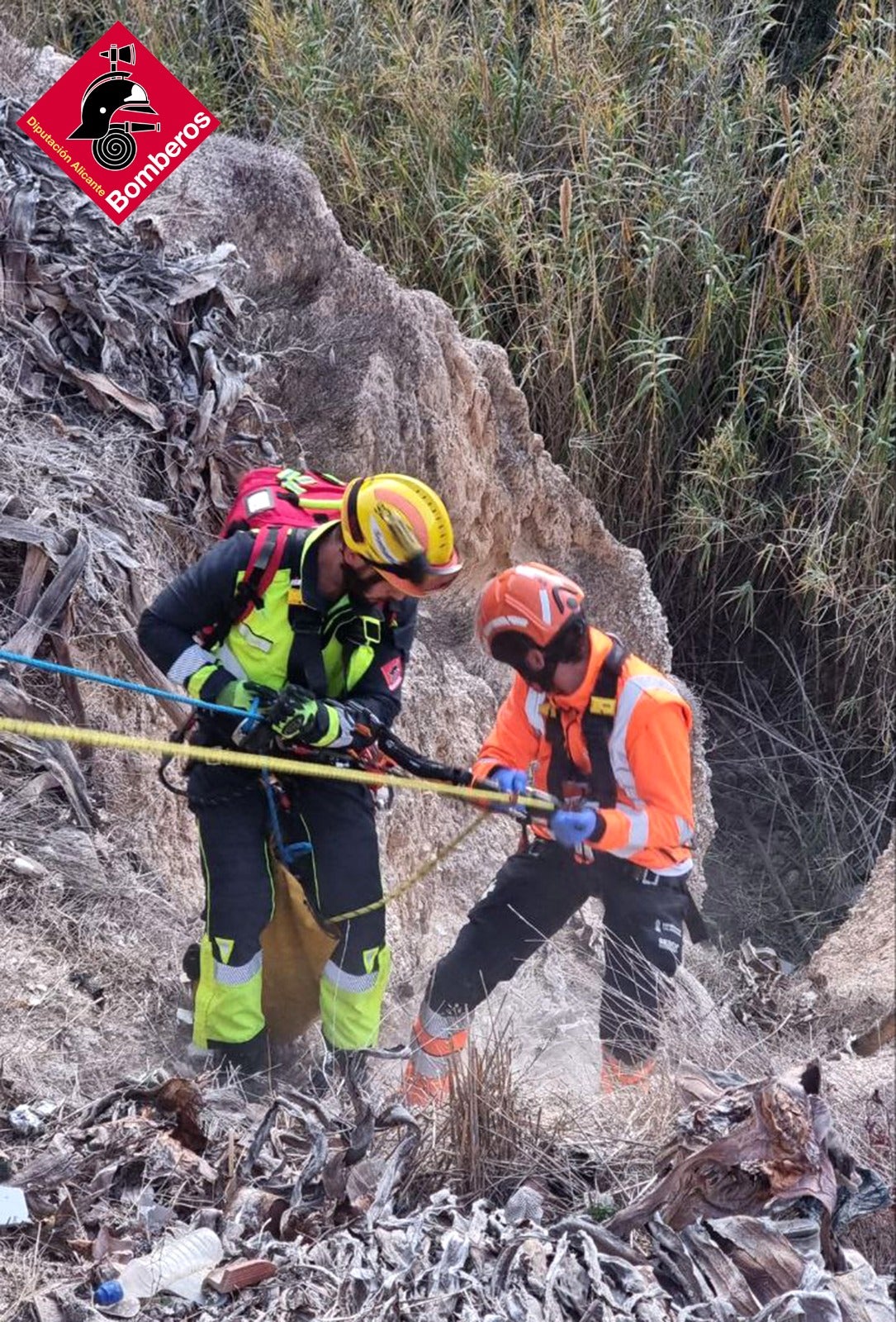 Descenso de los bomberos al fondo del barranco.