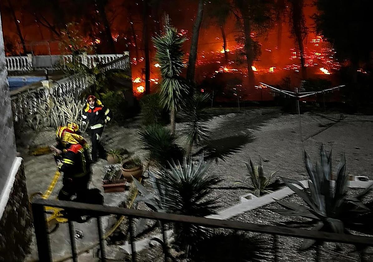 Imagen principal - Imágenes del operativo de extinción facilitadas por al Ayuntamiento de Xàbia.
