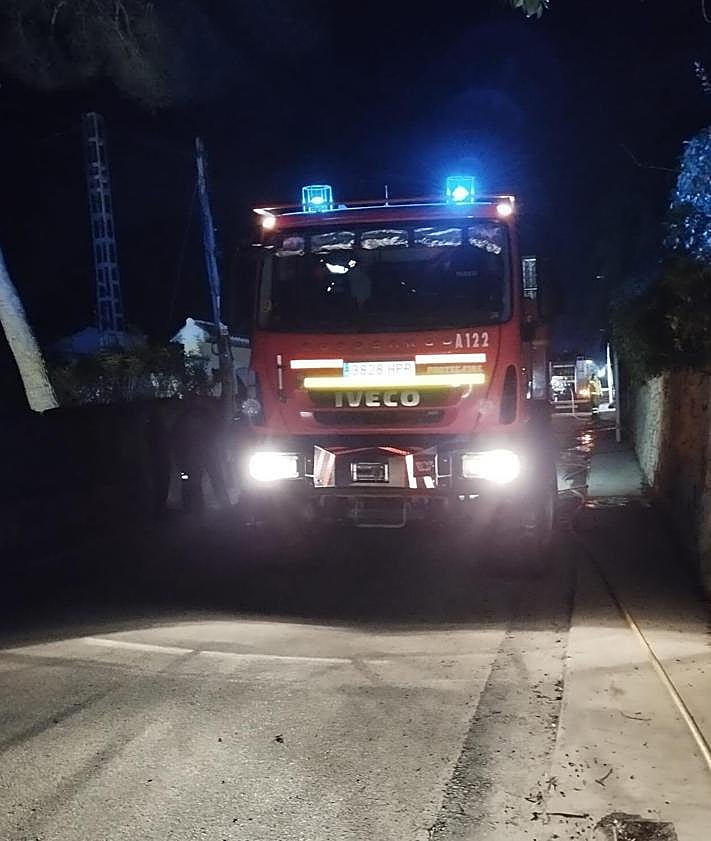 Imagen secundaria 2 - Imágenes del operativo de extinción facilitadas por al Ayuntamiento de Xàbia.