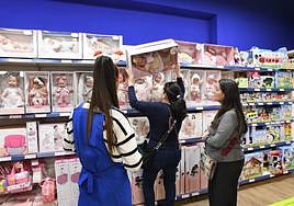 Tienda de juguetes durante las Navidades en Alicante.