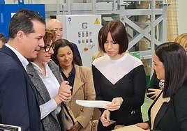 La ministra Diana Morant (segunda por la derecha) en las instalaciones de Inescop este jueves.