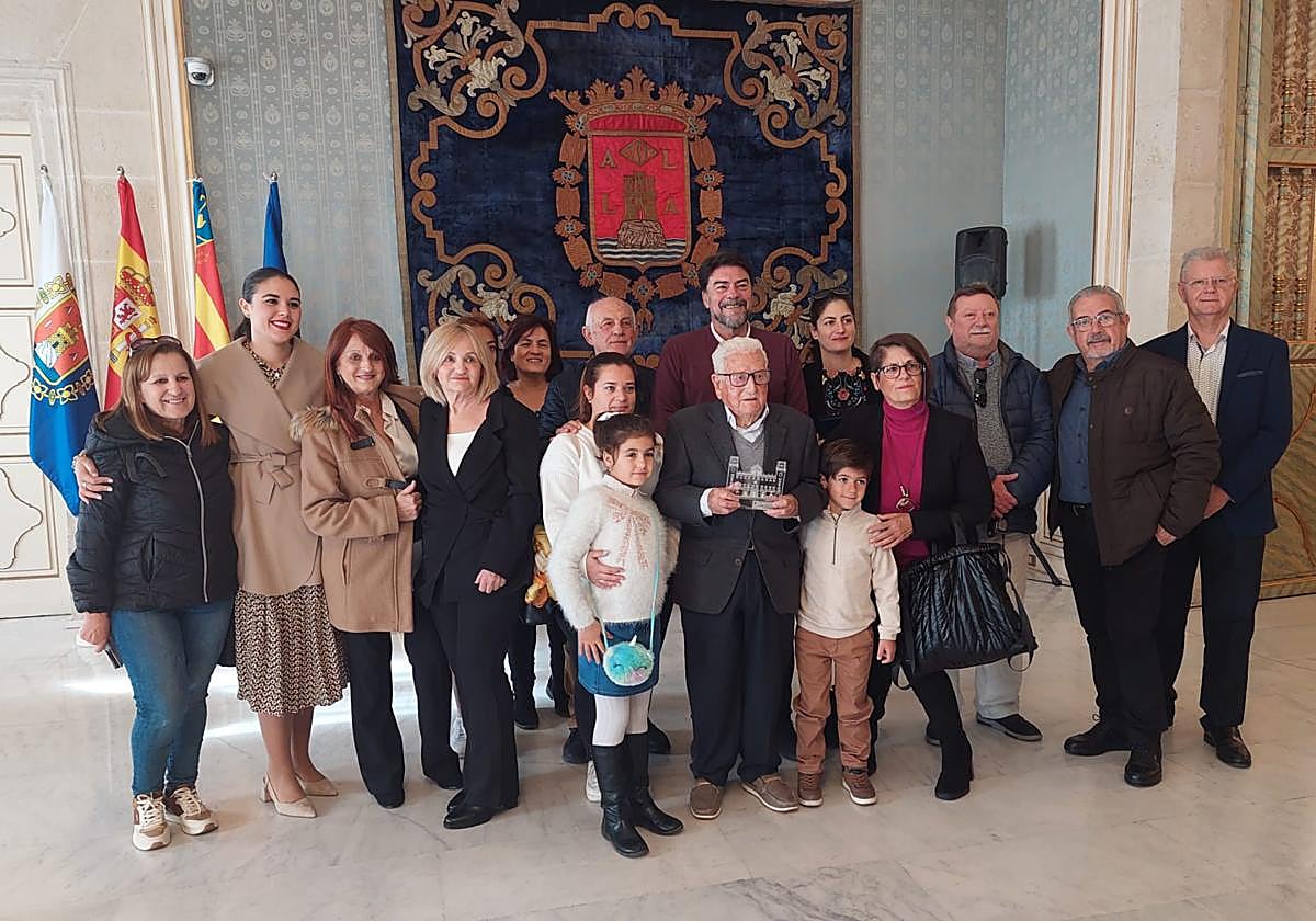 Juan Sempere recibe un homenaje por su 100 cumpleaños.