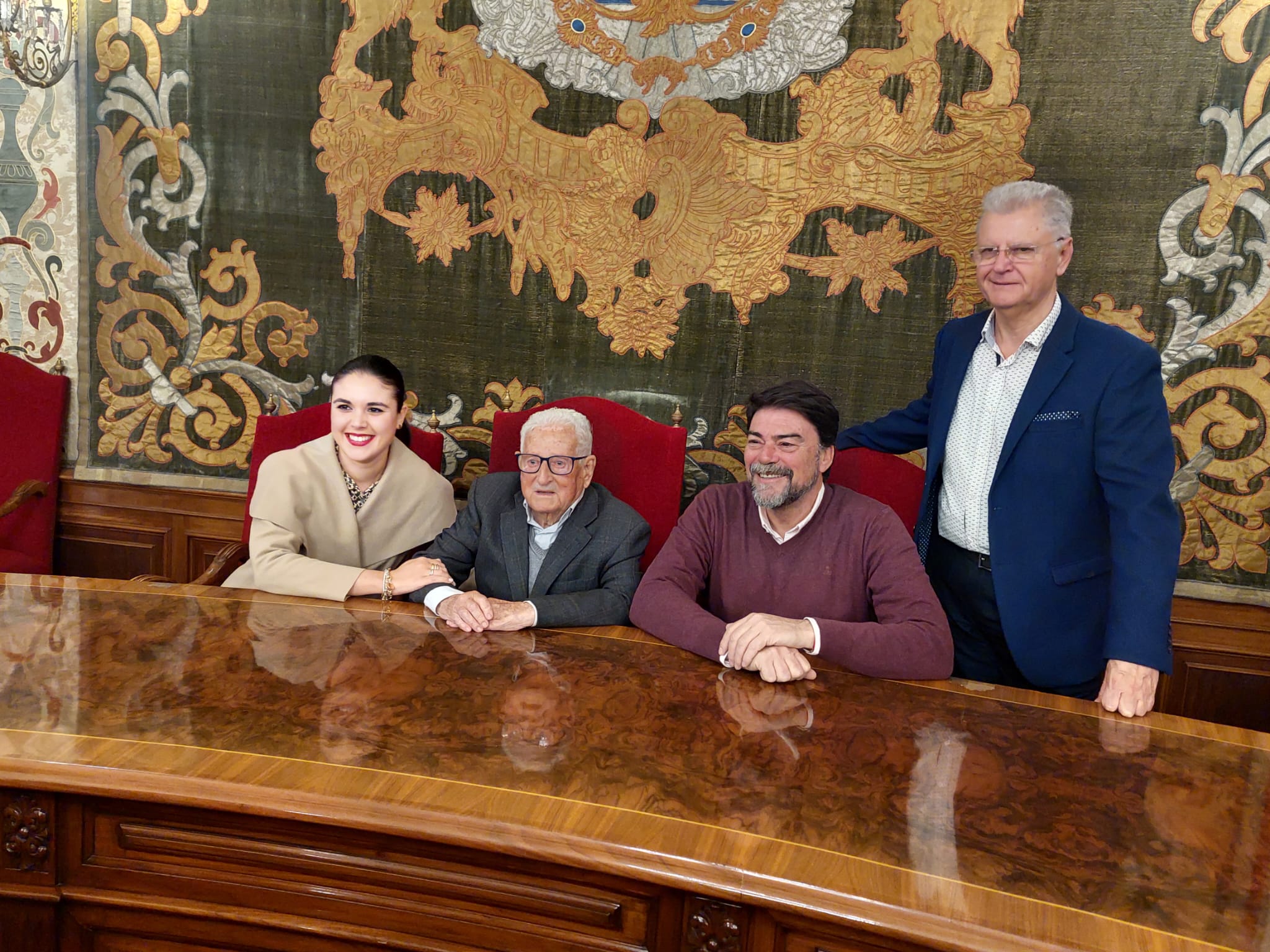 Sempere visita el Salón de Plenos del Ayuntamiento.