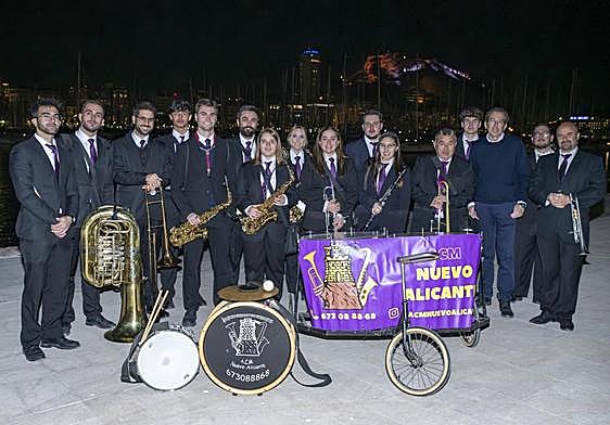 Integrantes de la banda Nuevo Alicante antes de un desfile en el Puerto.