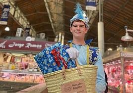 Uno de los pajes reales en el Mercado Central de Alicante.