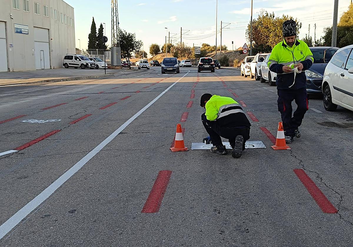 Operarios municipales trabajan en la habilitación de nuevos aparcamientos y una ciclovía.