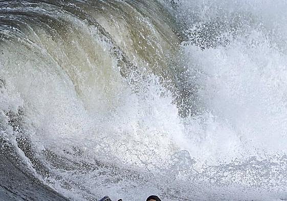 Intenso oleaje en una playa de la península.