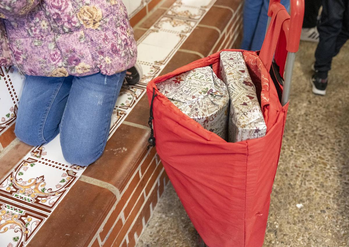 Imagen secundaria 1 - Varios momentos de la recogida de los regalos. 