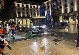 Limpieza especial en la plaza del Ayuntameinto durante Navidad.