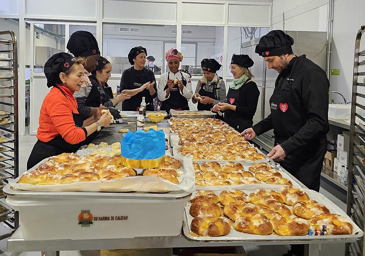 Las manos solidarias de los cocineros elaborando los roscones el viernes por la mañana