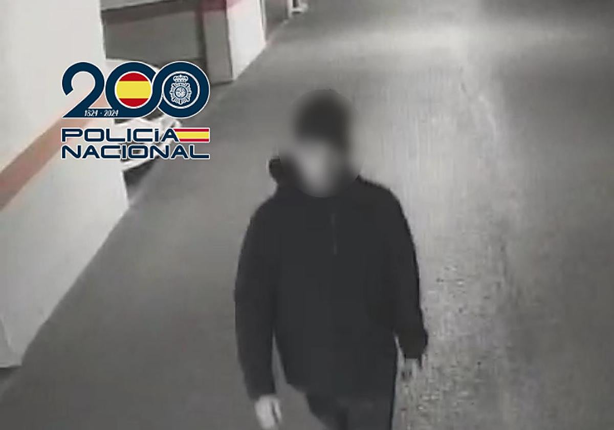 El joven durante una de sus visitas a la urbanización de Alicante.