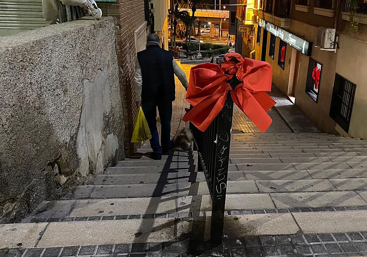 Imagen principal - Vecinos con mucho arte navideño en Alicante
