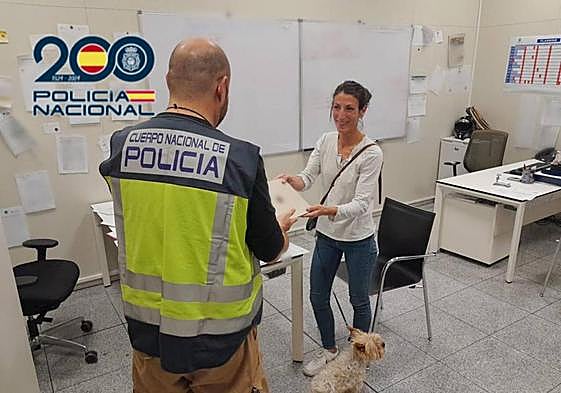 La ciudadana belga recupera su regalo gracias a la actuación policial.