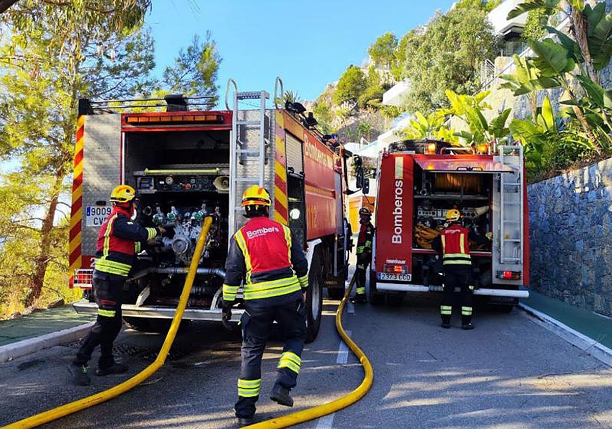 Bomberos del consorcio en las tareas de extinción del incendio de Altea.