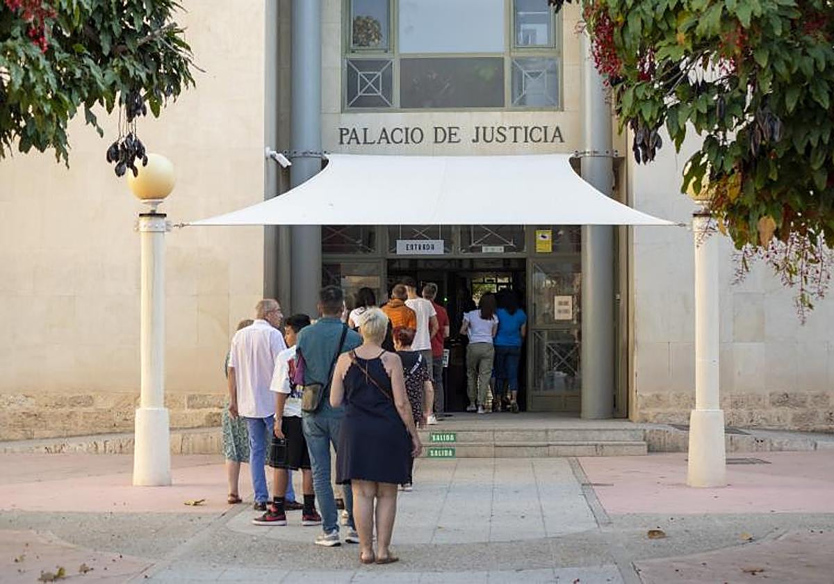 Una multitud forma una cola para entrar a los juzgados de Benalúa.