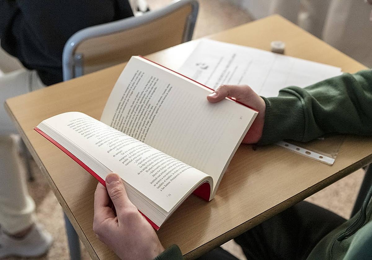 El absentismo escolar en Alicante es mayor entre hombres que entre mujeres.