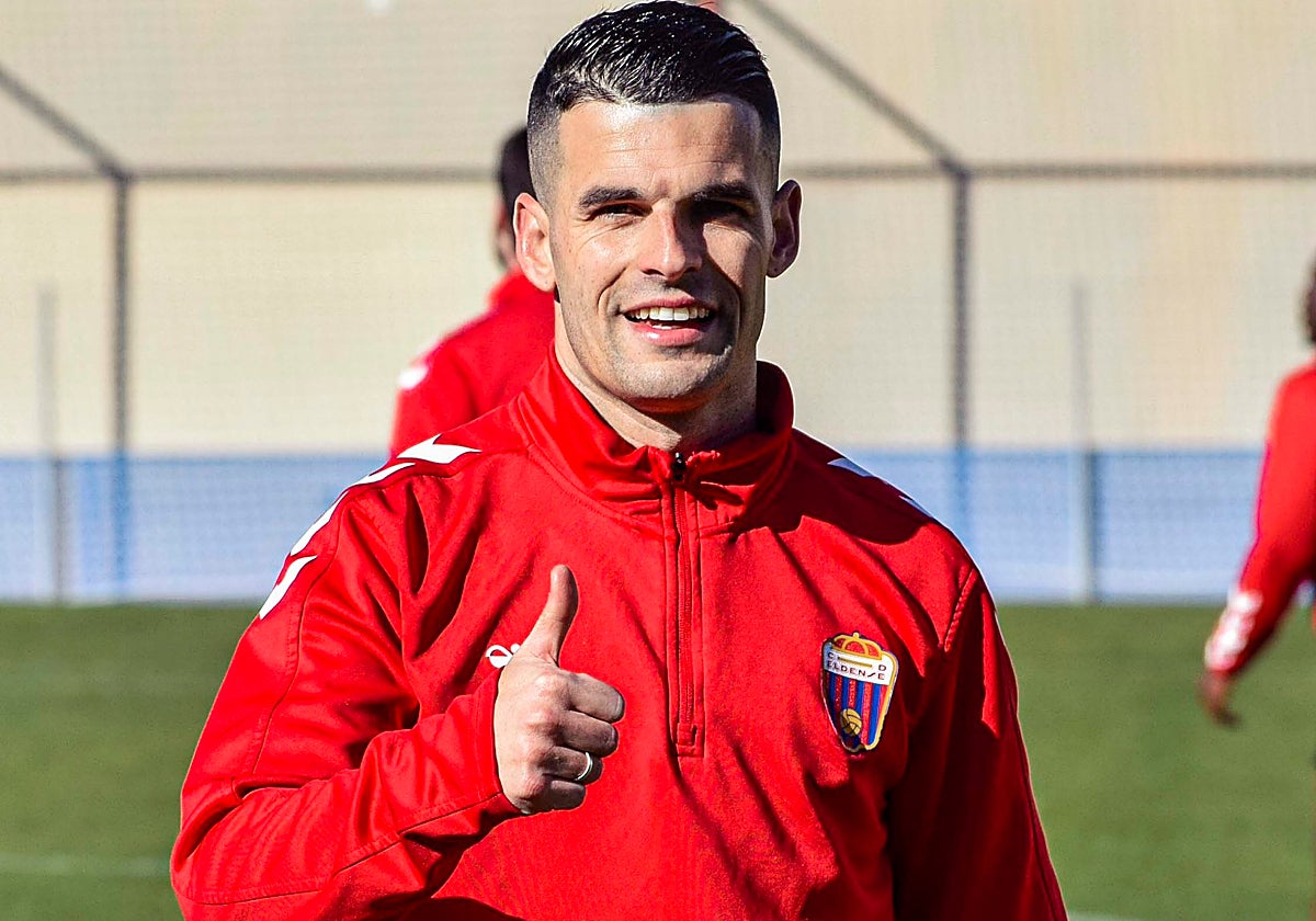 Álex Muñoz, durante un entrenamiento reciente con el Eldense.