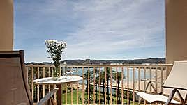 Vista de una playa de Xàbia desde una terraza de un piso.