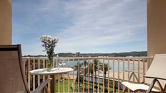 Vista de una playa de Xàbia desde una terraza de un piso.