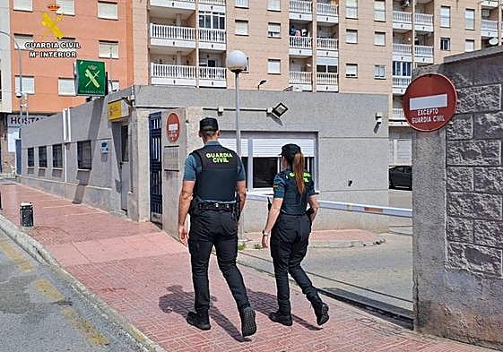 Una pareja de guardias en el puesto principal del Instituto Armado en Torrevieja.