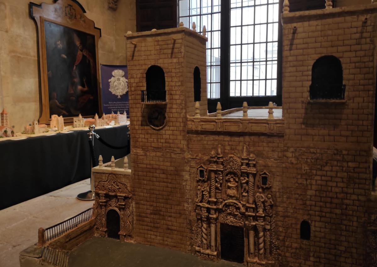 Imagen secundaria 1 - Exposición 'Arquitecturas religiosas y civiles en miniaturas' y detalle de sus piezas.