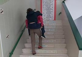 El alumnado del colegio en las escaleras del centro.